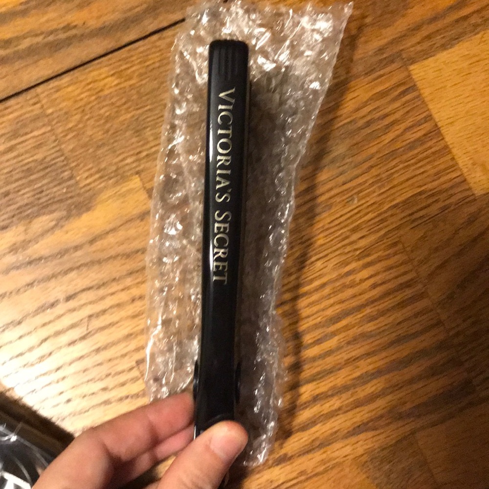 Mini travel hair straightener by Victoria’s Secret - Picture 4 of 8